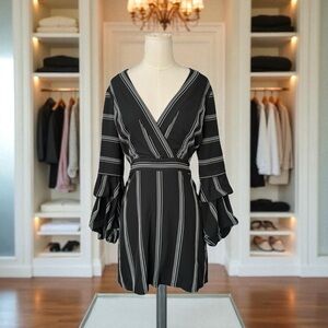 LAUNDRY BY SHELLI SEGAL DRESS v neck black & White pin stripes size 2